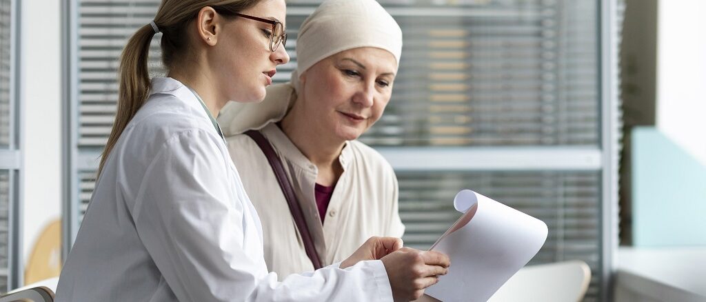 Mulher-de-meia-idade-com-cancer-de-mama-falando-com-seu-medico