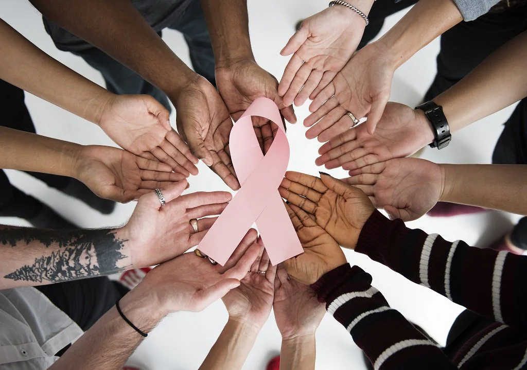 grupo-pessoas-segurando-fita-peito-cancer-conceito